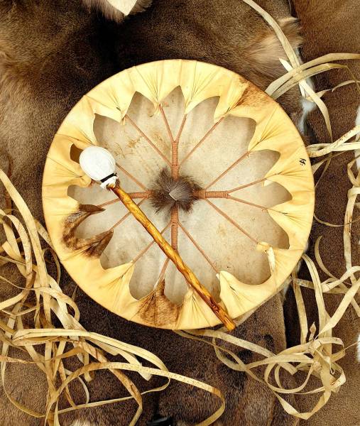 Tambour de Chamane fabriqué à l'atelier lors d un stage à La Seyne sur mer près de Bandol dans le Var