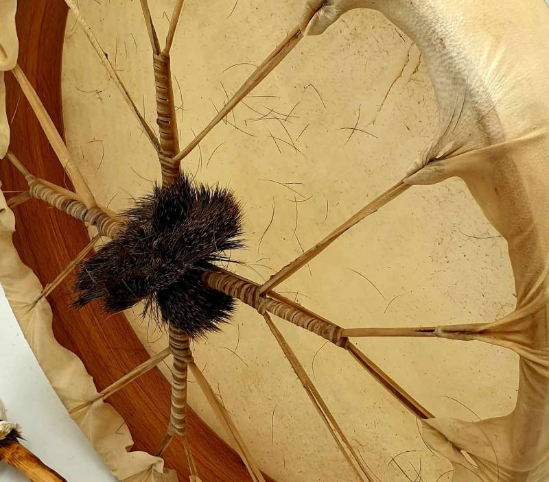 Tage de fabrication d'un tambour chamanique à l'atelier di marchand de notes à La Seyne sur mer près de Nice