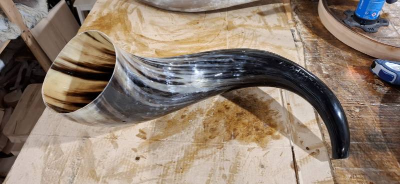 Olifant en corne de zébu fabriqué par l'atelier du Marchand de notes à La Seyne près de Marseille